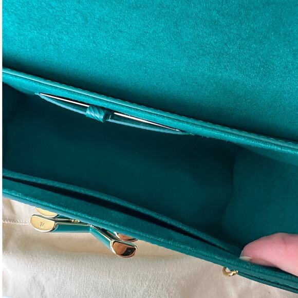 Louis Vuitton Twist MM Shoulder Bag – Emerald Epi Leather with Gold Hardware - Picture 11 of 16